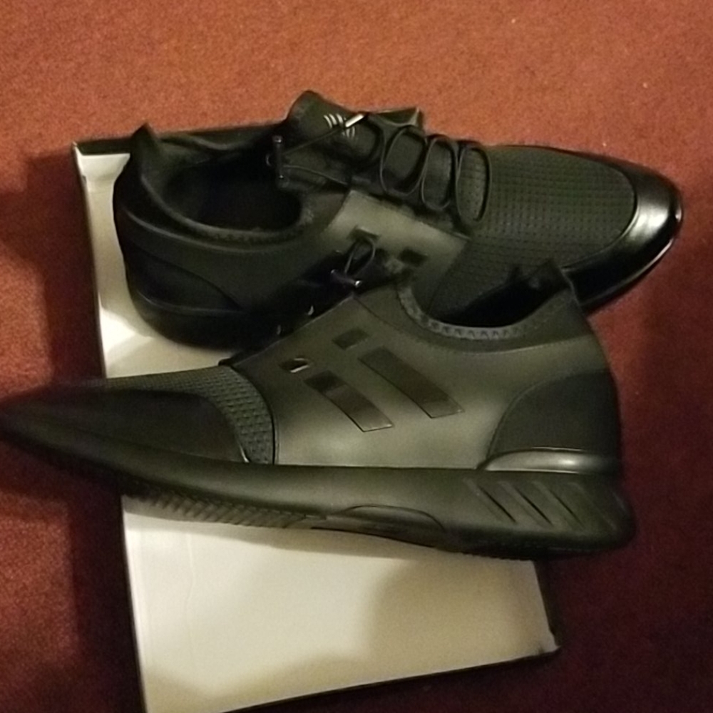 Tennis shoes